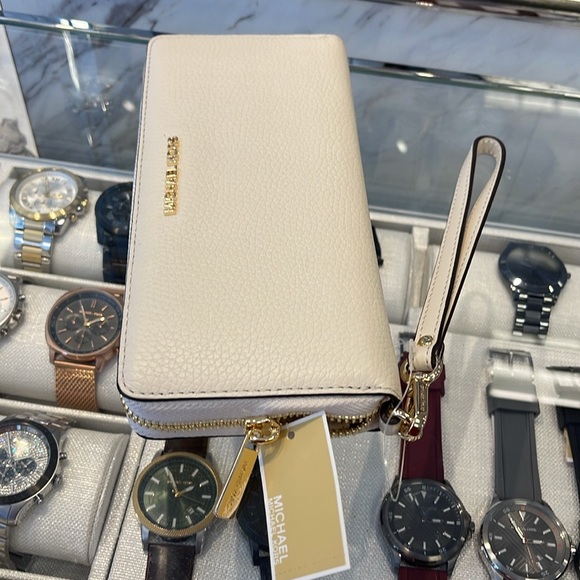 MICHAEL KORS
Leather Continental Wristlet Phone Case Wallet 
Light Cream 
NWT - Picture 2 of 16